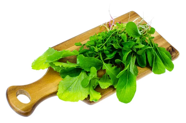 Ingredientes para ensalada de hojas verdes de hierbas de jardín en la tabla de cortar — Foto de Stock