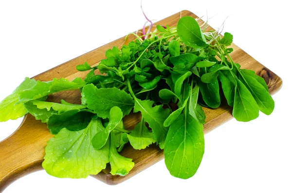 Ingredientes para ensalada de hojas verdes de hierbas de jardín en la tabla de cortar — Foto de Stock