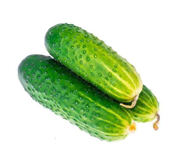Drie verse groene komkommers geïsoleerd op witte achtergrond — Stockfoto
