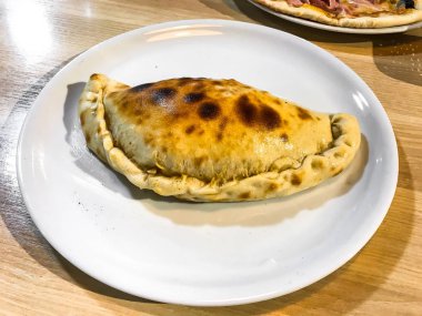 Ahşap masa pizzaya İtalyan pidesi