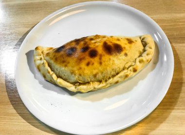 Ahşap masa pizzaya İtalyan pidesi
