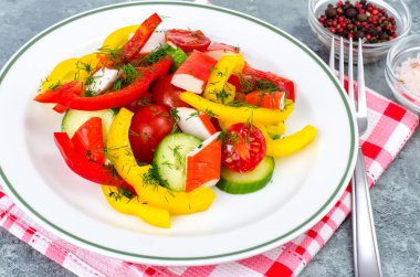 Yengeç Salata taze sebze ile sopa