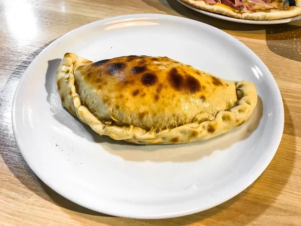 Ahşap masa pizzaya İtalyan pidesi
