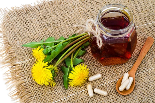 Herbal cápsulas de ervas, pílulas em medicina, conceito de estilo de vida saudável — Fotografia de Stock