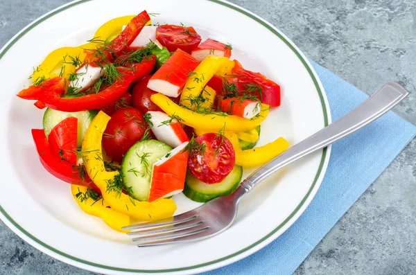 Салат из крабов со свежими овощами — стоковое фото