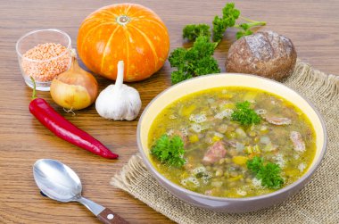 Balkabağı, mercimek ve sosis çorbası. Stüdyo Fotoğrafı