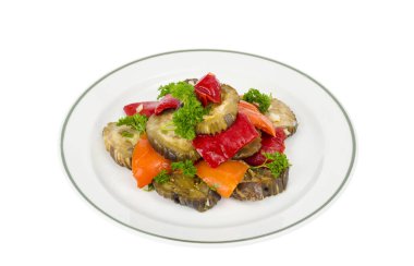 Patlıcan, kırmızı biber ve maydanozlu tabak, beyaz arka planda izole edilmiş. Stüdyo Fotoğrafı