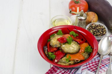 Kırmızı tabakta patlıcanlı sebze sote, vejetaryen yemeği. Stüdyo Fotoğrafı