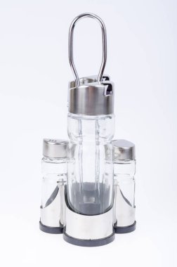 Masa düzenlemek için zeytinyağı, sirke, tuz ve biber içeren cam şişeler. Stüdyo Fotoğrafı