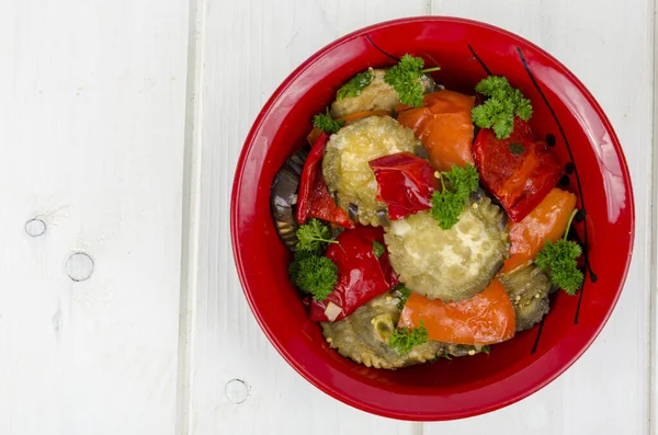 Zeleninová Sauta Lilkem Červeném Talíři Vegetariánské Jídlo Studio Photo — Stock fotografie