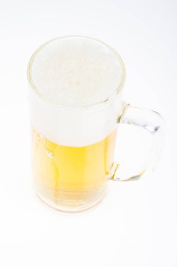 Beyaz arka planda köpüklü taze ve lezzetli soğuk bira. Stüdyo Fotoğrafı