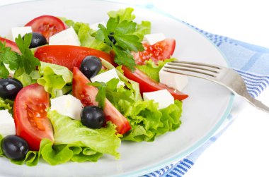 Sağlıklı bir yaşam tarzı. Beyaz arka planda zeytinli ve keçi peynirli sebze diyet salatası. Stüdyo Fotoğrafı