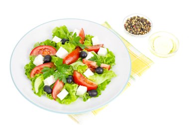 Sağlıklı bir yaşam tarzı. Beyaz arka planda zeytinli ve keçi peynirli sebze diyet salatası. Stüdyo Fotoğrafı