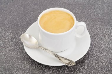 Beyaz fincan espresso, gri taşlı arka planda köpük. Stüdyo Fotoğrafı