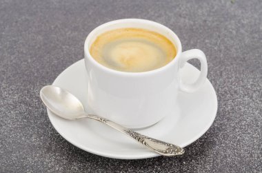 Beyaz fincan espresso, gri taşlı arka planda köpük. Stüdyo Fotoğrafı