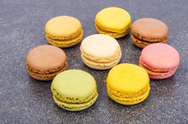 Çok renkli badem Fransız badem kurabiyeleri. Stüdyo Fotoğrafı