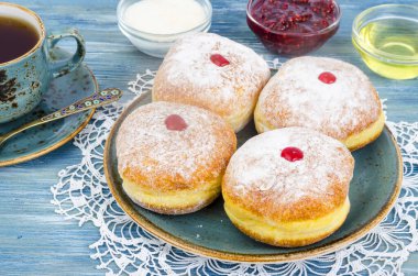 Şekerli ve reçelli geleneksel gıda donutları. Yahudi bayramı bayramı bayramı kavramı ve geçmişi. Stüdyo Fotoğrafı