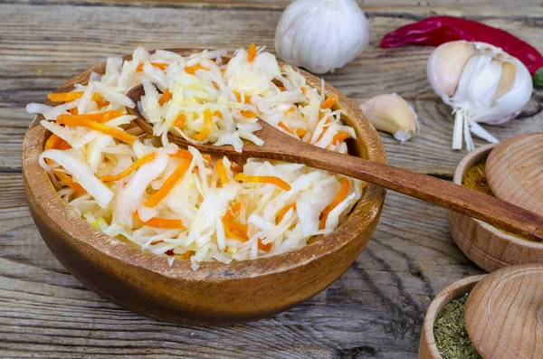 Sauerkraut Mit Karotten Holzschüssel Auf Dem Tisch Studioaufnahme — Stockfoto