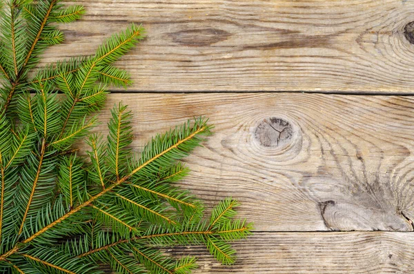クリスマスの背景 木製の表面にトウヒの枝 スタジオ写真 — ストック写真