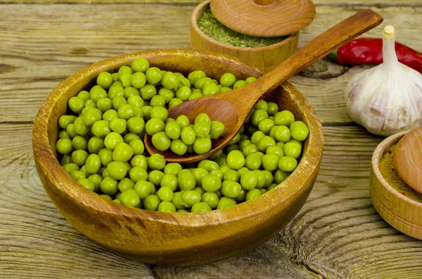 Tigela Madeira Com Ervilhas Verdes Enlatadas Mesa Foto Estúdio — Fotografia de Stock