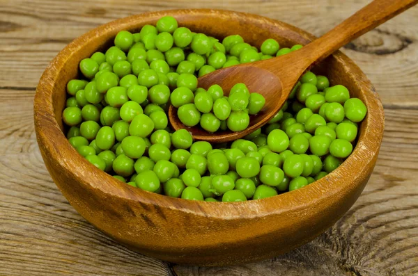 Tigela Madeira Com Ervilhas Verdes Enlatadas Mesa Foto Estúdio — Fotografia de Stock