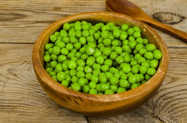 Houten Kom Met Ingeblikte Groene Erwten Tafel Foto Van Studio — Stockfoto