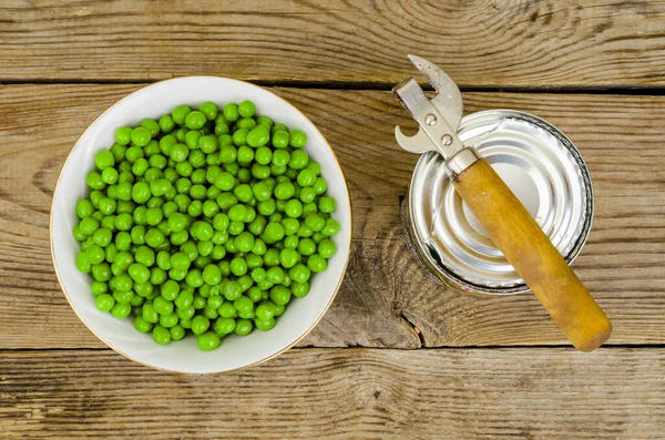 Tigela Madeira Com Ervilhas Verdes Enlatadas Mesa Foto Estúdio — Fotografia de Stock