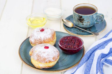 Şekerli ve reçelli geleneksel gıda donutları. Yahudi bayramı bayramı bayramı kavramı ve geçmişi. Stüdyo Fotoğrafı