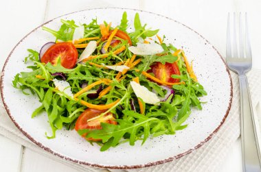 Hafif sebze salatası, kilo verme kavramı, sağlıklı beslenme.