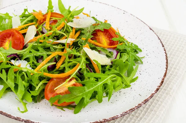 Insalata di verdure leggere, concetto di perdita di peso, alimentazione sana — Foto Stock