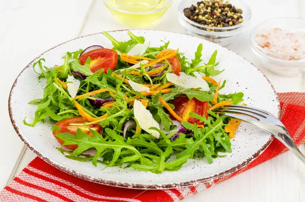Легкий овощной салат, концепция потери веса, здоровое питание — стоковое фото