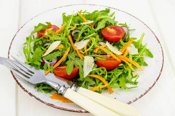 Salada vegetal leve, conceito de perda de peso, alimentação saudável — Fotografia de Stock