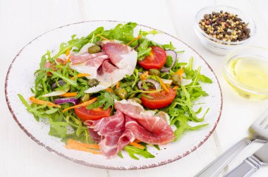 Taze roka, jamon, roka, domates ve parmesanlı ev yapımı salata. Sağlıklı gıda kavramı