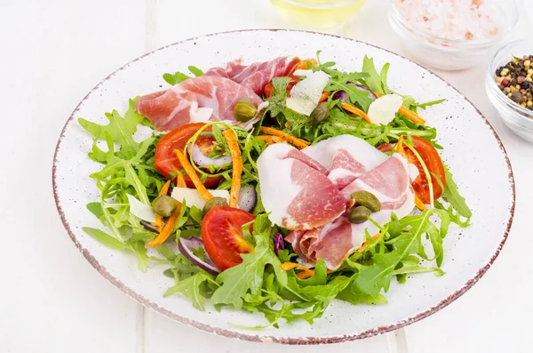 Ensalada Casera Fresca Con Rúcula Jamón Rúcula Tomates Parmesano Concepto — Foto de Stock