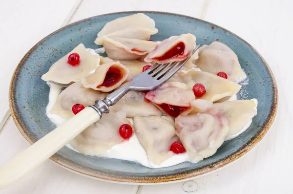 Dumplings Med Wienerbrød Fyldt Med Friske Bær Studiefoto - Stock-foto