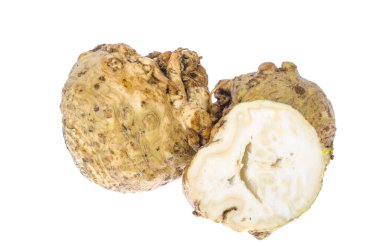 Beyaz arka planda izole edilmiş taze kereviz kökü. Stüdyo Fotoğrafı