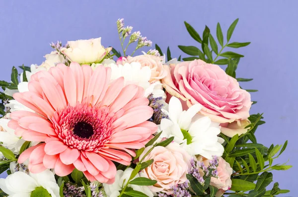 Bouquet Von Hellen Schönen Blumen Auf Blauem Hintergrund Studioaufnahme — Stockfoto