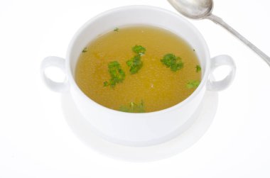 Beyaz tabakta bitkilerle şeffaf et suyu. Stüdyo Fotoğrafı