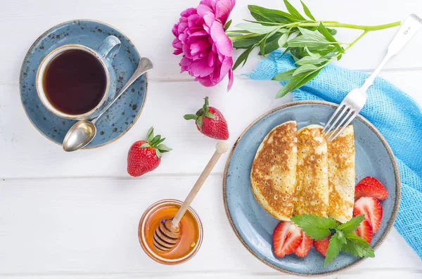 Gourmetfrühstück Köstliche Süße Pfannkuchen Mit Frischen Erdbeeren Studioaufnahme — Stockfoto