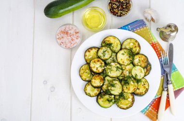 Sarımsak ve bitkilerle ızgara kabak. Stüdyo Fotoğrafı