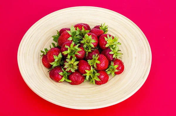 Reife Süße Bauern Rote Erdbeeren Auf Hölzernen Teller Studioaufnahme — Stockfoto