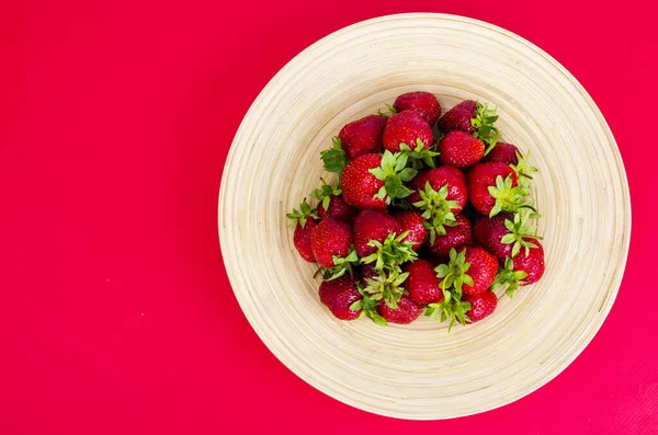 Reife Süße Bauern Rote Erdbeeren Auf Hölzernen Teller Studioaufnahme — Stockfoto