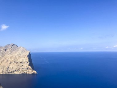 Cape Formentor 'un manzara manzarası, turistler. Fotoğraf..