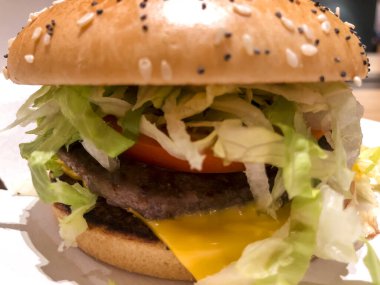 Çedarlı ve yeşil marullu lezzetli bir hamburger.. 