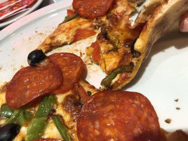 Biberli pizza dilimleri tabakta. Stüdyo Fotoğrafı