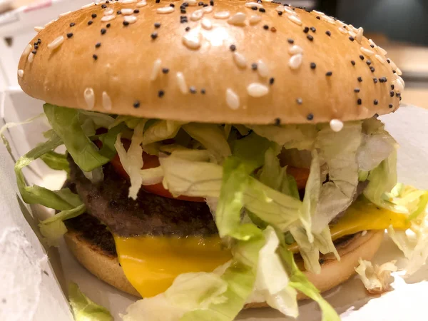 Deliciosa Hamburguesa Con Queso Cheddar Lechuga Verde —  Fotos de Stock