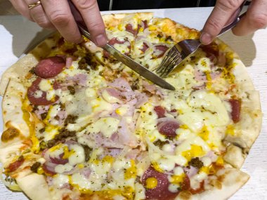 Salamlı pizza, pastırma ve mozzarella.