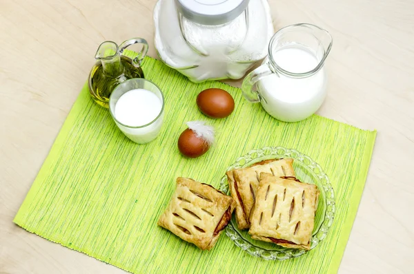 Пафосный пирог и молоко — стоковое фото