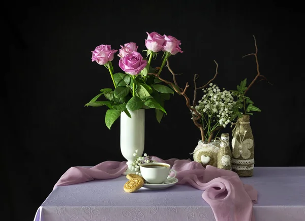 Stilleben med rosor och kaffe — Stockfoto