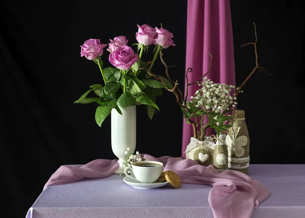 Zátiší s růžemi a káva — Stock fotografie